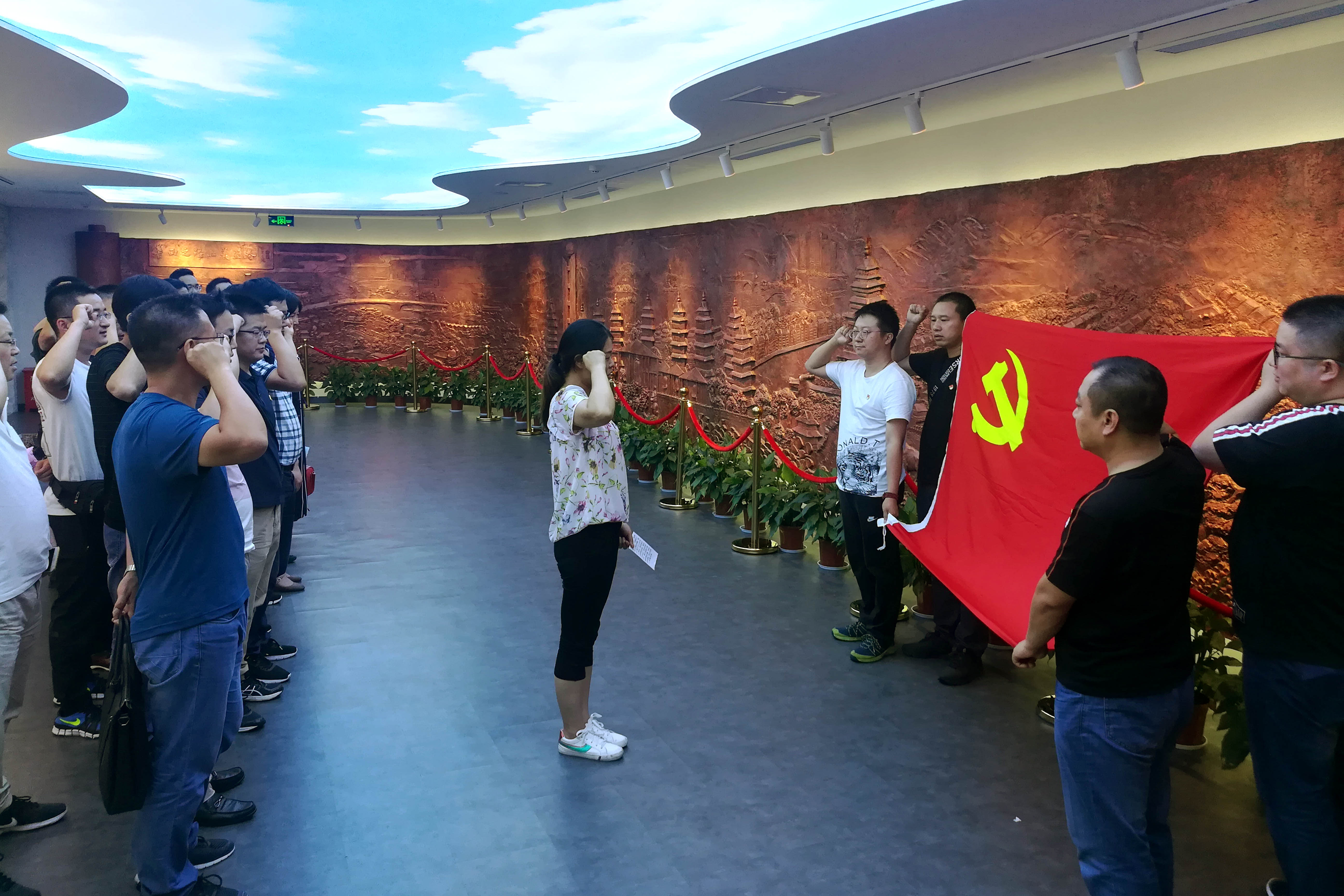 不忘初心、艰辛斗争，兴发娱乐电缆党委组织党员同志赴华西村旅行学习