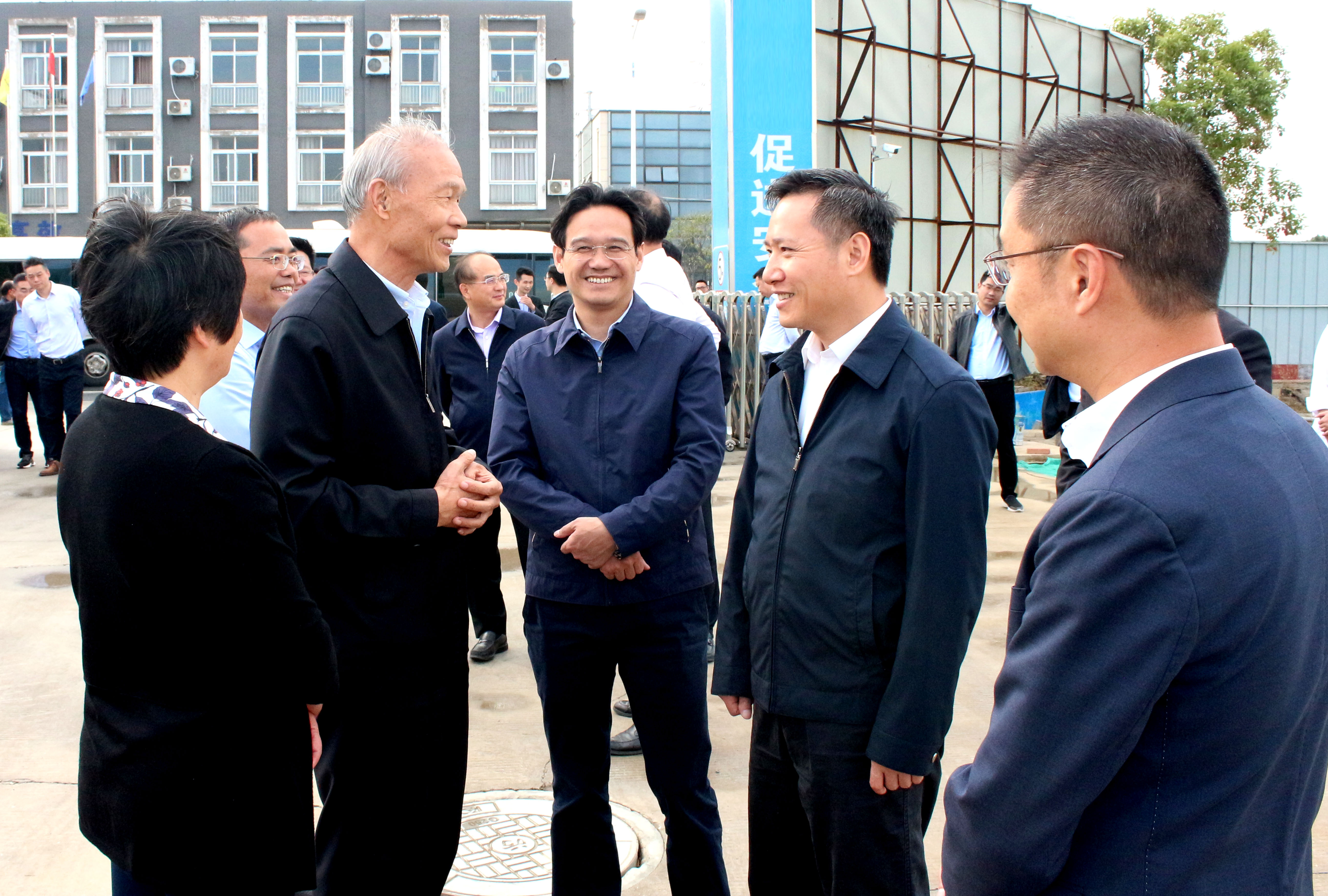 溧阳市四套班子向导一行来兴发娱乐电缆新厂区督查